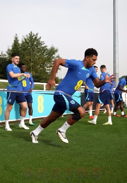 贝林厄姆晒训练照片：终于回到球场与兄弟们一起